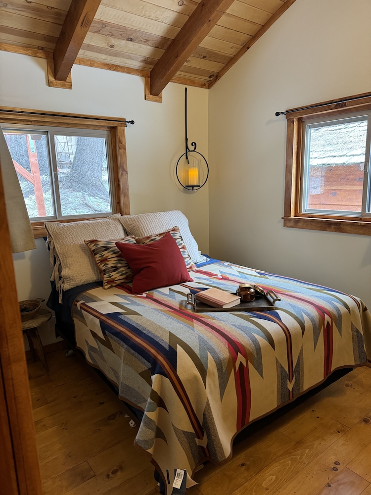 Engels Nest! New Rental Fresh And Cozy! - Running Springs, CA
