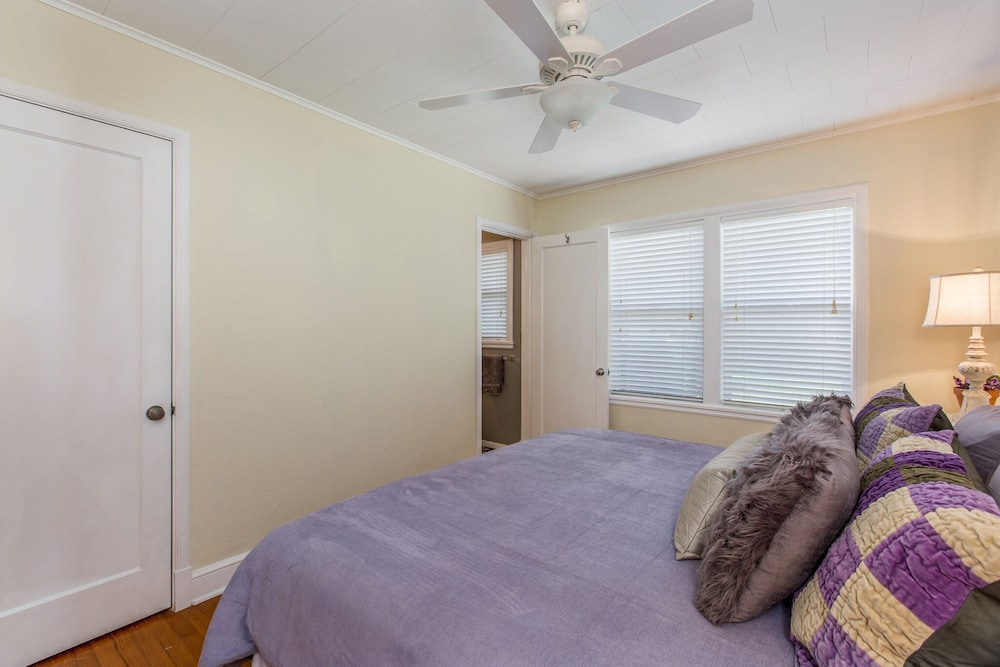 Treasured Times Beach House 3 Bedroom Home By Redawning - Clearwater Beach, FL