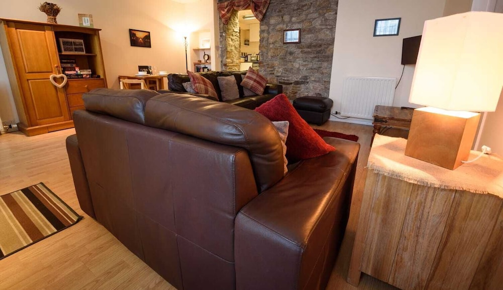 Immaculate Cosy Apartment In Village Centre - Cullen