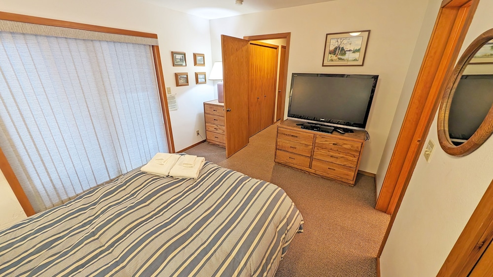 Coyote 7: Near The Village, Open Living / Dining Off Kitchen, Pet Friendly - Oregon
