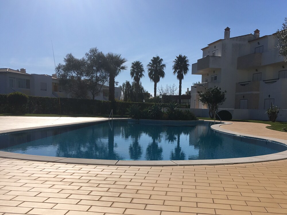 Lovely 2 Bedroom Apartment In Alvor With Shared Pool Close To Town And Beach - Alvor