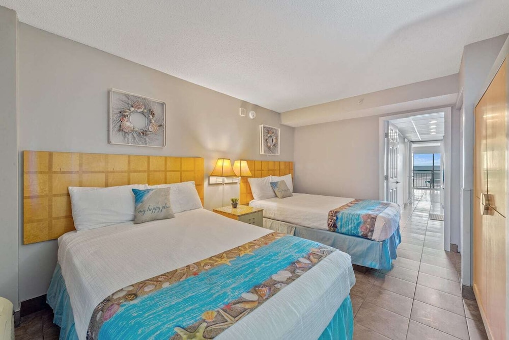 Impeccable Oceanfront Suite, Top Floor! - Murrells Inlet, SC