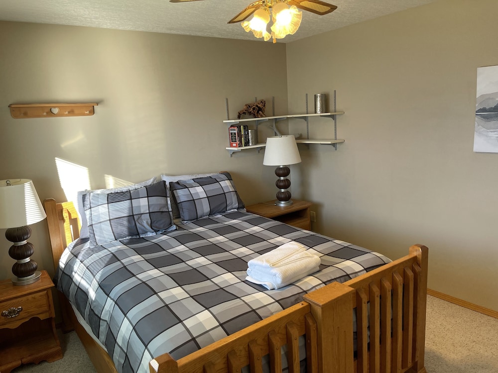 Spacious Fully Furnished Home In Pincher Creek - Up To 14 People  Comfortably! - Pincher Creek