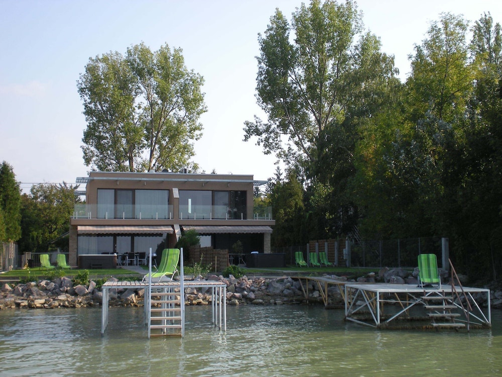 Seehaus 1  Direkt Am Ufer Mit Eigenem Steg - Balatonszemes