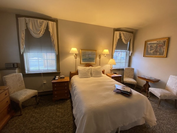Romantic Boutique Hotel \/ Bed And Breakfast - Standard Queen Handicap Accessible - Lee, MA