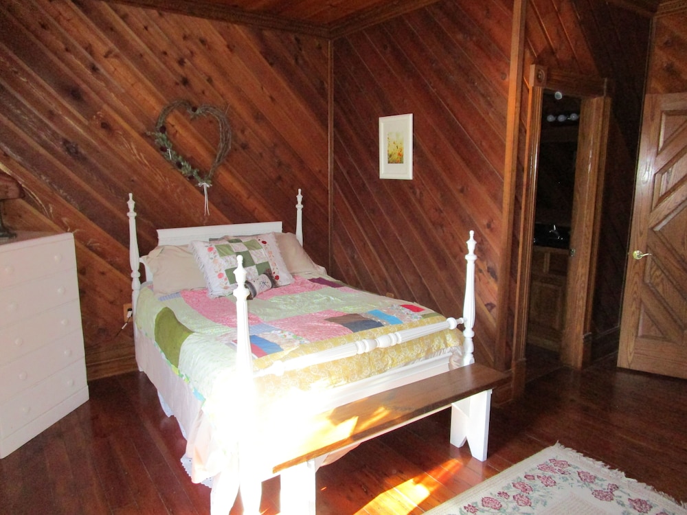 Comfortable Spacious Vacation Get Away. Four Fireplaces, Front Porch And Patio. - 브리스톨