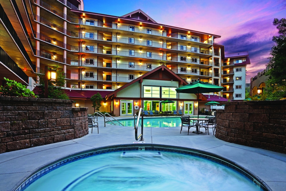Smoky Mountain Resort With Indoor Water Park And Downtown Location - Pigeon Forge, TN