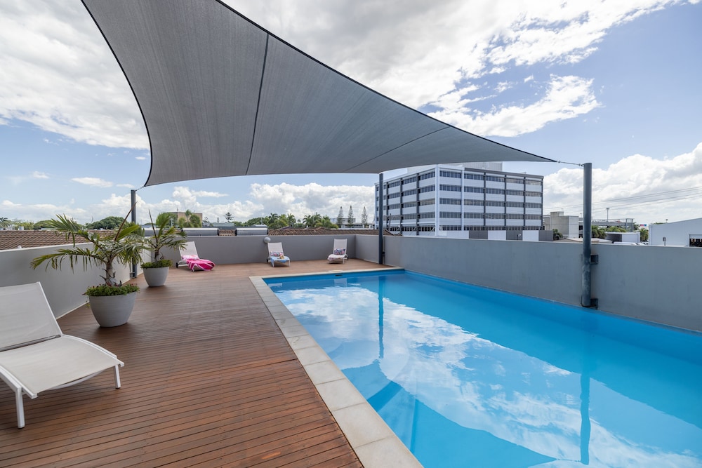 Modern Apartment With Work Space And Pool Access - Mackay