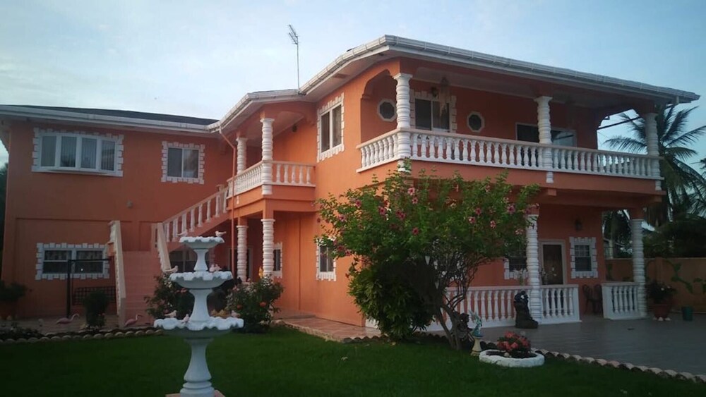 Hermosa Casa Moderna De 3 Dormitorios - Guyana