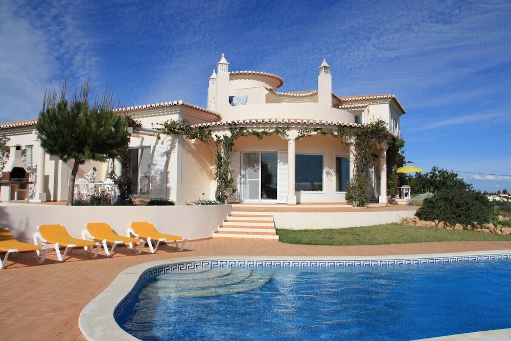 Villa With Beautiful Sea Views, Pool & Spacious Gardens - Portimão