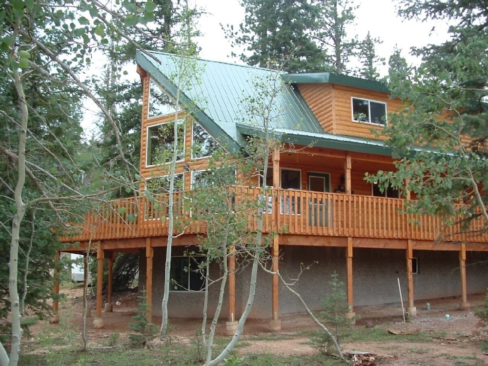 Beautiful Luxurious Cabin - The Perfect Getaway! - Duck Creek Village, UT