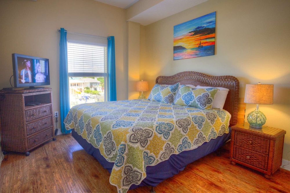 Across From The Beach And An Easy Walk To Johns Pass Village.  Great Value In A Newer Resort. - Tampa Bay, FL
