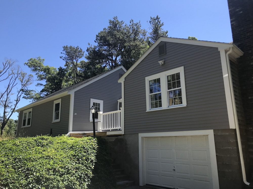 3 Br 1.5 Bath Newly Renovated House On The Bike Trail And Close To Beaches - Capo Cod, MA