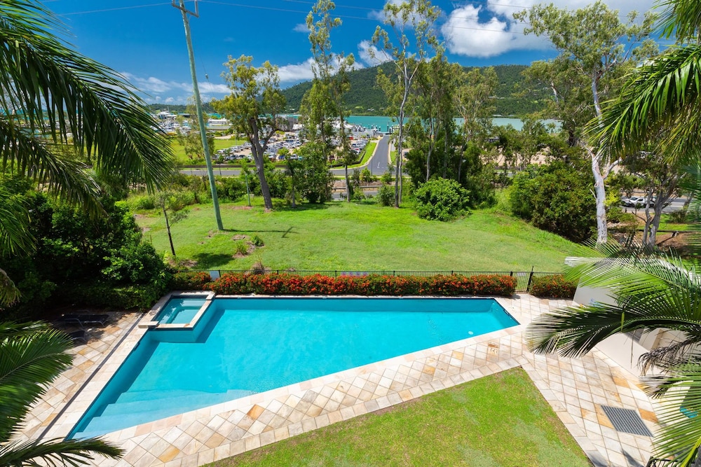 Stunning One Bedroom Apartment With Ocean Views - Airlie Beach