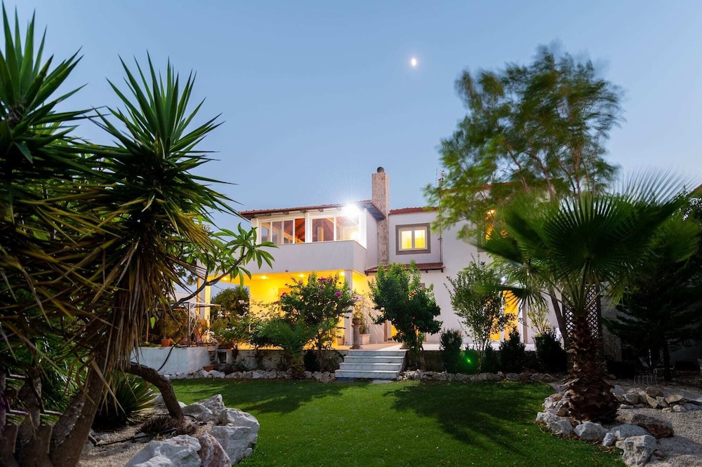 ☀️Jacuzzi Villa, Immense Jardin, à Kalithea Springs - Faliráki