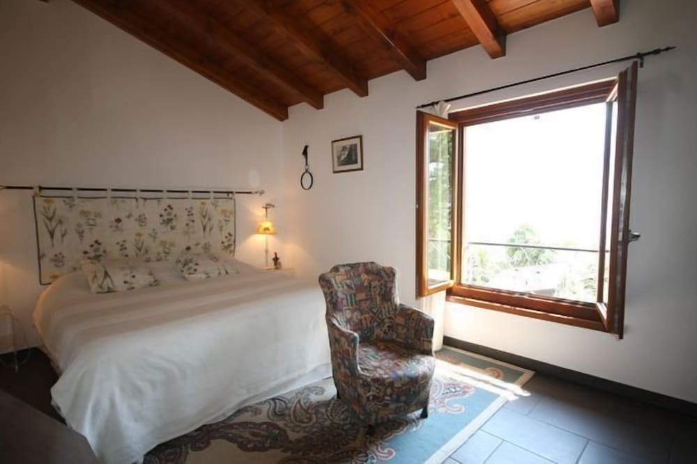 Castle Cottage Located On A True Castle Grounds.  Fabulous Garden, The Perfect Setting - Lake Como