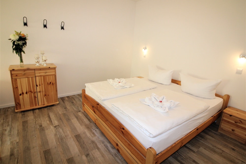 4 Rooms, Up To 14 Persons, Luxurious Furnishings, "Hibiscus" - Berlin Schönefeld Airport (SXF)