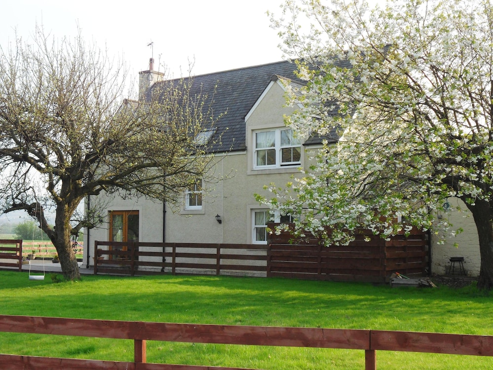 A Beautiful Rural Farmhouse With Flexible Living Space And Great Views - Dunblane