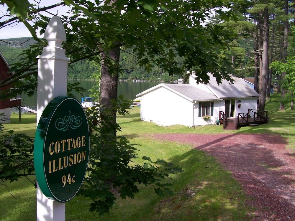Lakefront Cottage W / Vues à Couper Le Souffle! Randonnée. Pédalo. Doc. Pêche. Wifi - Hampton, NY
