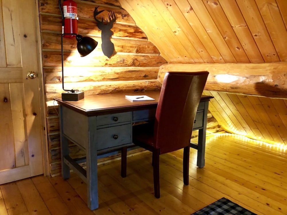 Log Cabin With Fireplace, Minutes From Skiing, Snowmobiling, Xc Ski, And More! - Columbia Falls, MT