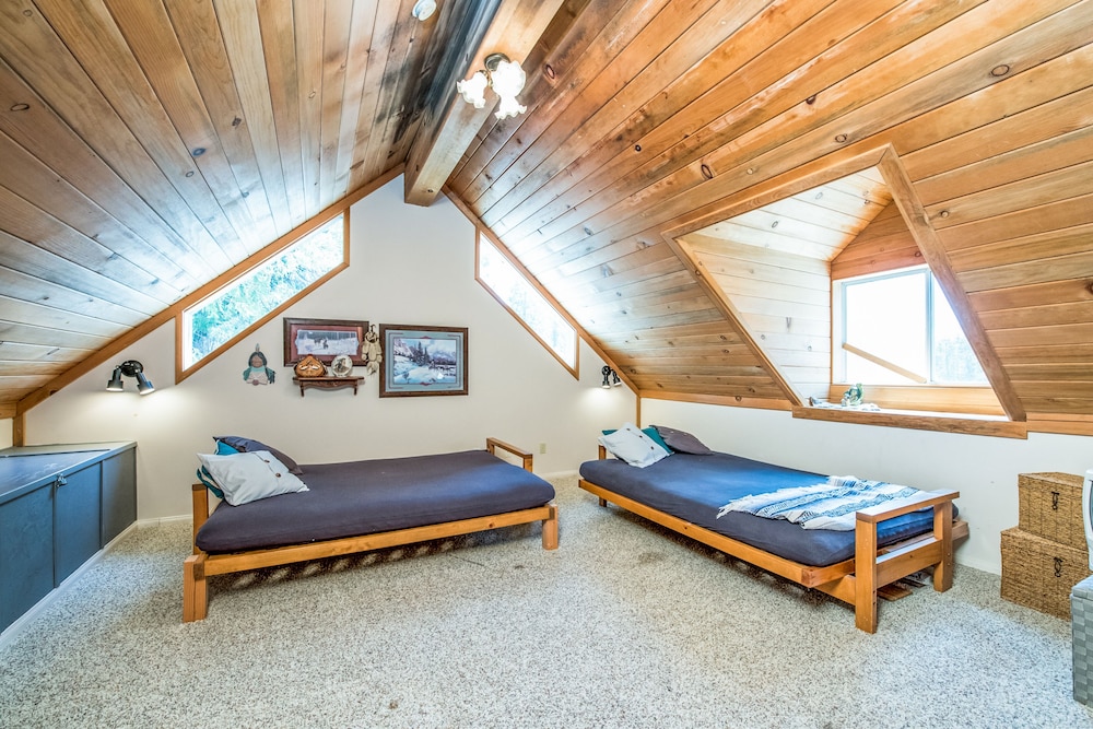 Rustic Cabin Conveniently Located Right By Town With Space For All - Huntington Lake, CA
