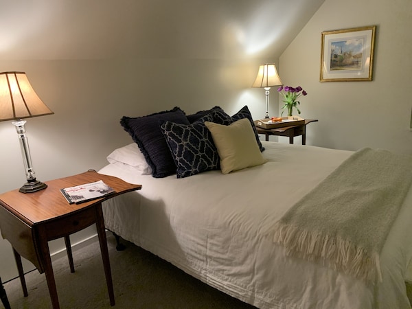 A Second Floor Apartment With En-suite Near Une, Southern Maine Beachs. - Kennebunkport, ME