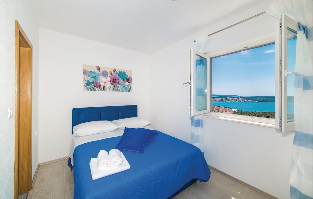Dieses Moderne Ferienhaus Mit Swimmingpool Liegt Auf Der Insel Ciovo, Nur 90 M Von Einem Schönen Kie - Trogir