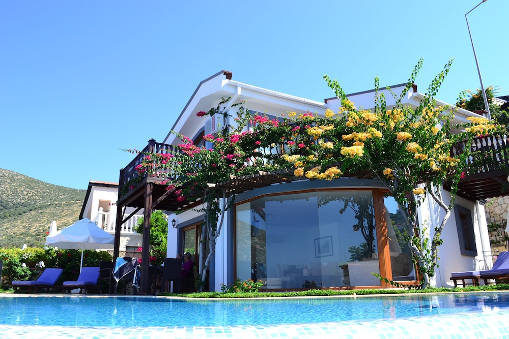 Luxury Villa With Private Infinity Pool And Jacuzzi Within 80metres Of The Sea - İslamlar