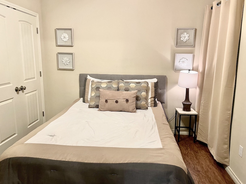 Lbk Luxury! ✅ 7 Beds + Great Area + Convenient To All Of Lbk & Ttu.  🌟 - 拉巴克