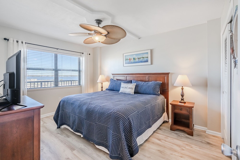 Perrydise -Beautifully Updated Condo Comes With Beach Service 2chairs 1 Umbrella - Navarre Beach, FL
