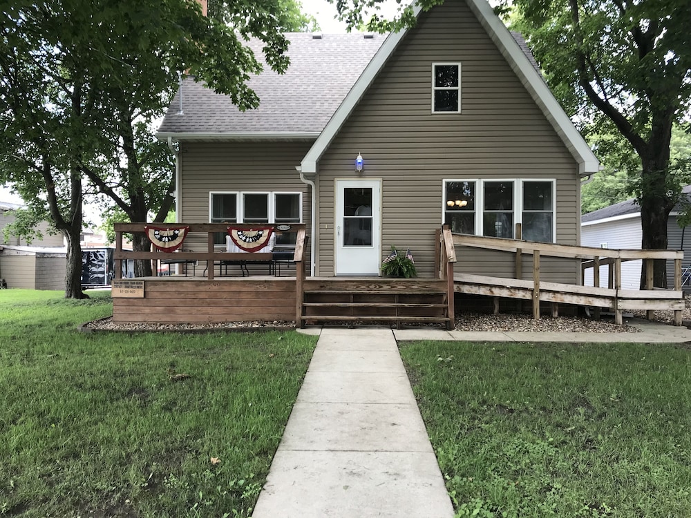 Three Blocks To The Lake!  4 Bedroom House With Two Stall Garage  Sleeps 8 - Clear Lake, IA