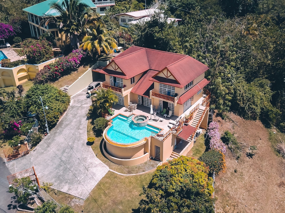 La Jolie..luxury Home Avec Piscine à Débordement, Jacuzzi Et Vue Spectaculaire Sur L'océan. - Tobago