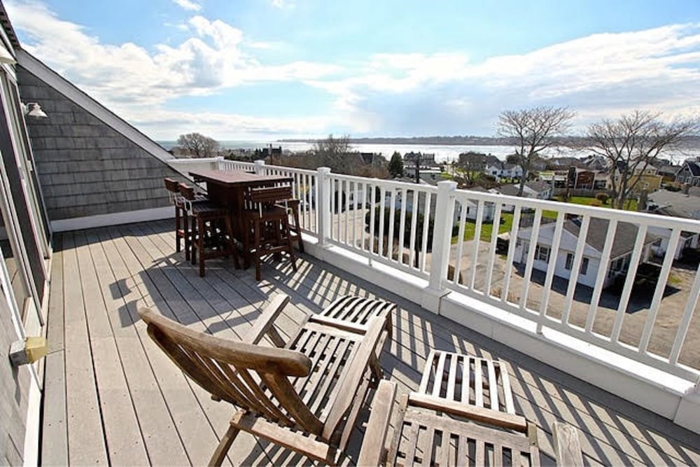 Luxury Beach House, Easton Point. Ocean Views,  2 Master Brs, Walk To Everything - Newport, RI