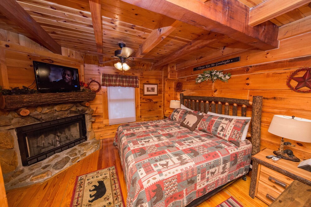 Secluded Cozy Cabin!firepit+hot Tub+loft - Walland, TN