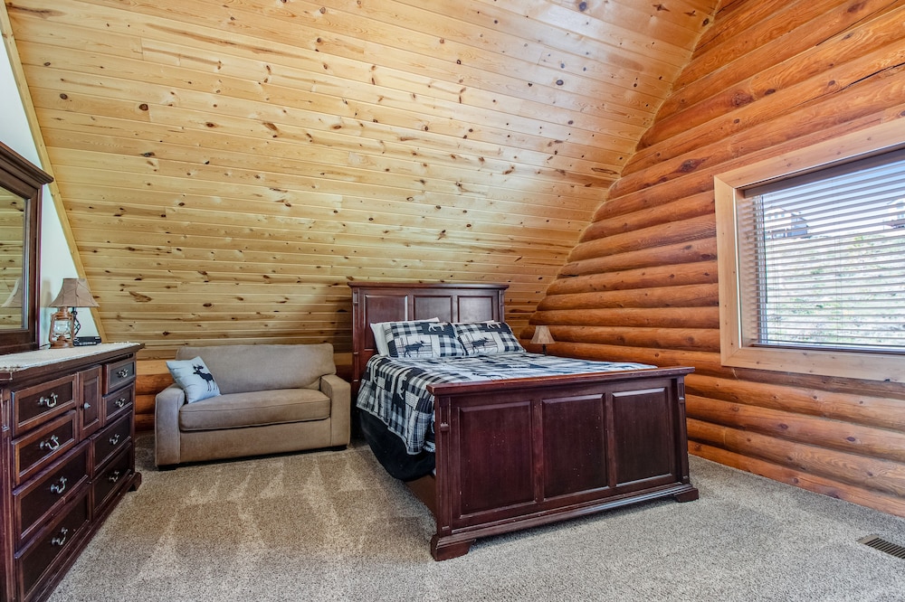 Beautiful Log Cabin With Lake Views, Wraparound Deck, & Foosball - Bear Lake