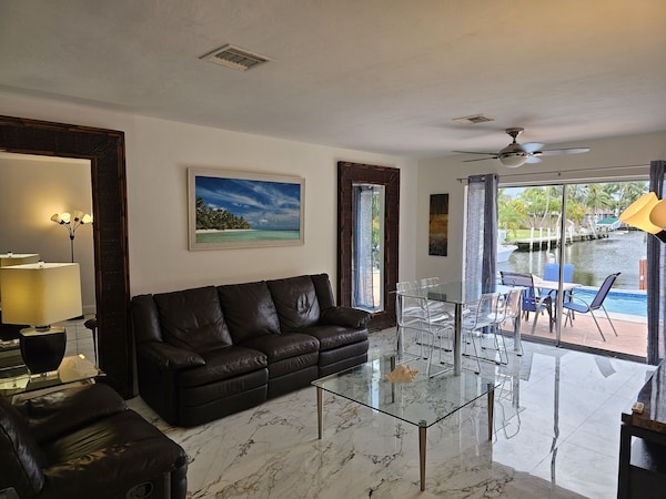 Cozy Duplex Overlooking The Water, Walking Distance To The Beach! - Lauderdale-by-the-Sea, FL