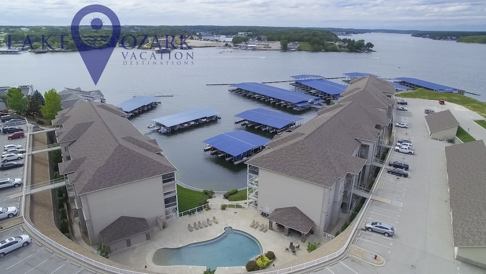 Pristine Lands' End Condo Near The Pool - Boat Docks, Waterpark, Wi-fi And More! - Osage Beach