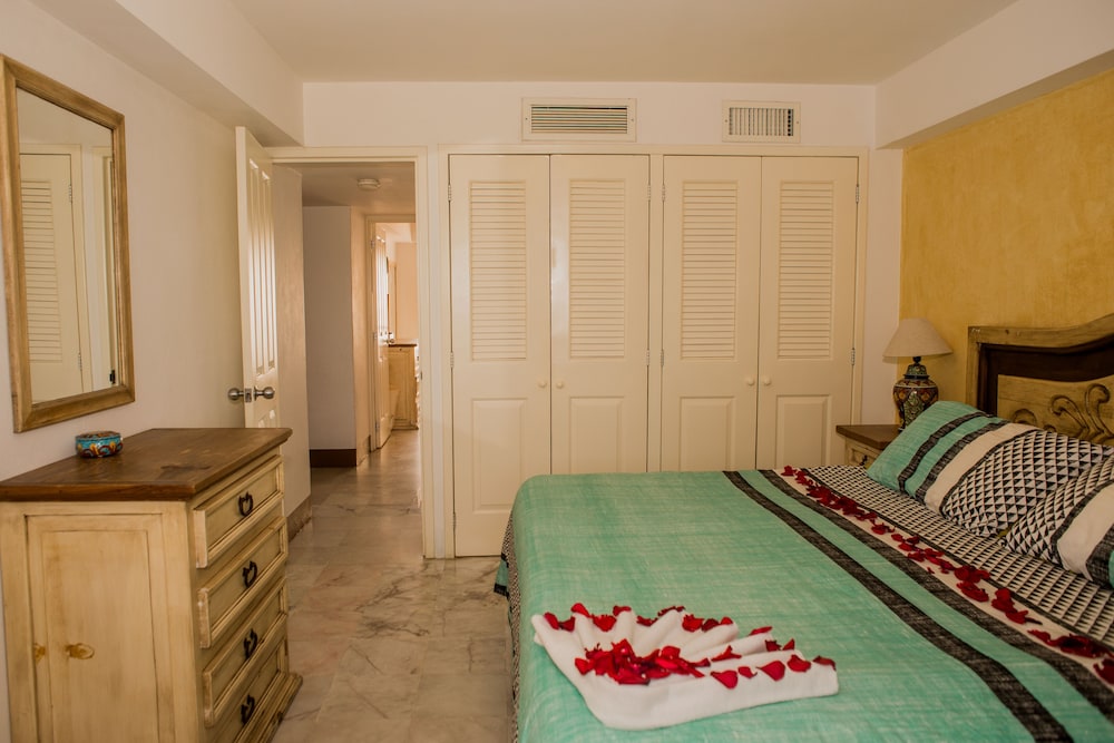 Condominio De 2 Dormitorios Frente Al Mar En Tesoro Hotel & Condo Resort - Ixtapa Zihuatanejo
