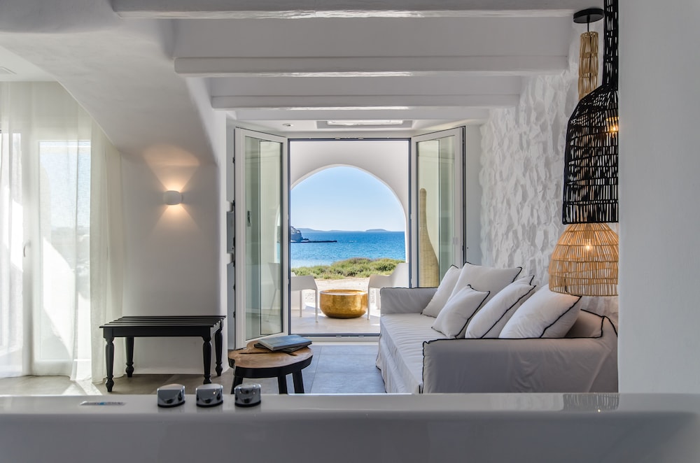 Cyano Suites Offers Views Over The Aegean Sea And The Temple Of Apollo. - 納克索斯島