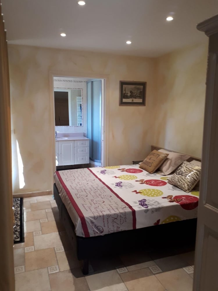 Ground Floor, Pool, Pool House, Close To The Beach - Sleeps 3 - Air-conditioned - Toulon