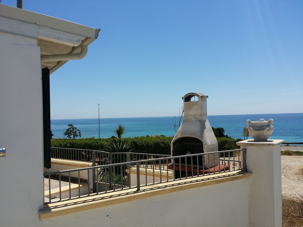 Beachfront Holiday Home 30 Meters From The Water - Torre San Giovanni