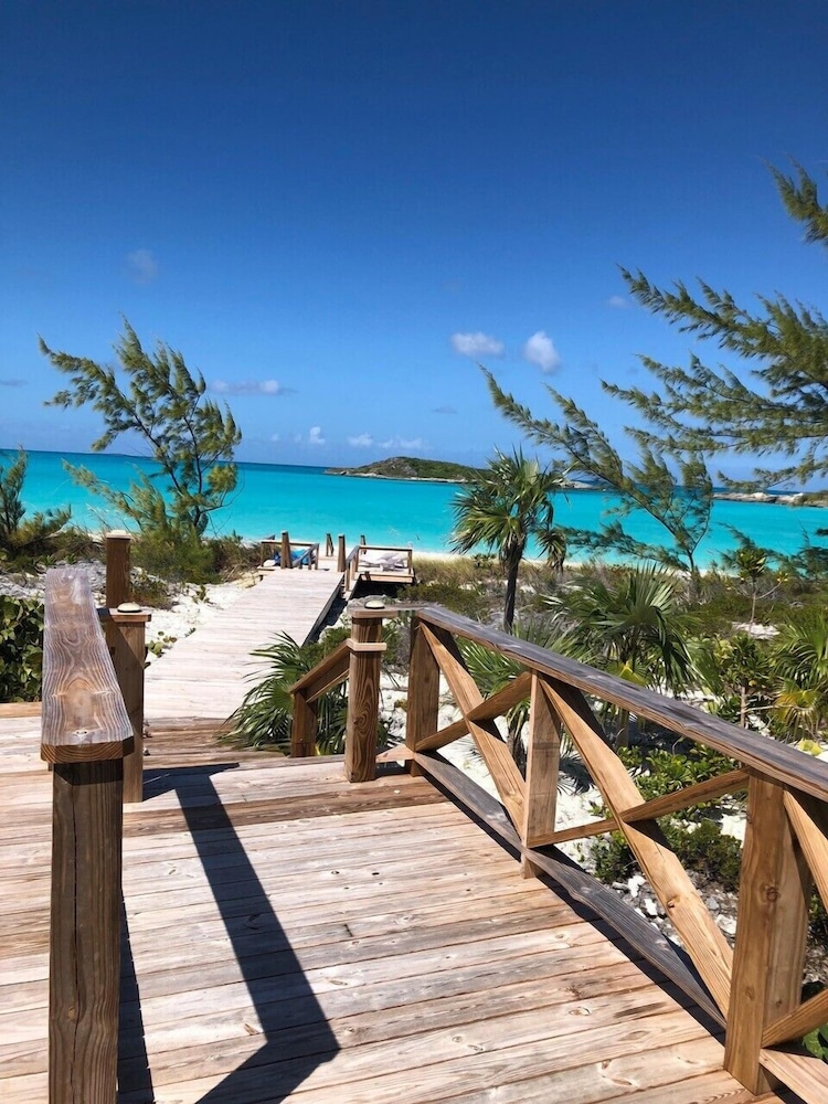 Intimate Luxury On Bahamas Best Beach - Blue Point Cottage Beach House - Caribe