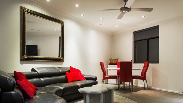 Funky Apartment Right On Top Of The Areas Coolest Restaurants And Boutique Shops - Hunters Hill