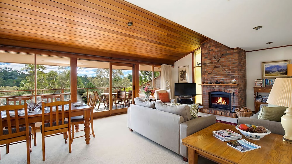 Stableford Lodge | Overlooking Golf Course | Open Fireplace - Blackheath