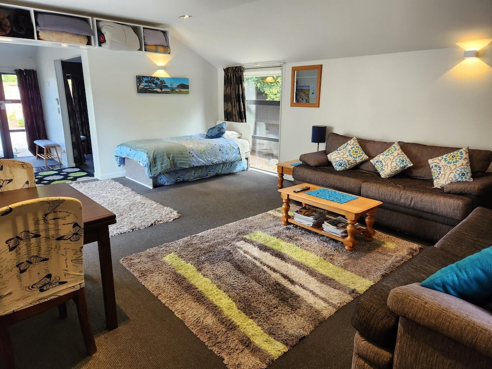 Pumphouse Apartment-  Airport,spacious,private, Warm, Homely, Family - Christchurch
