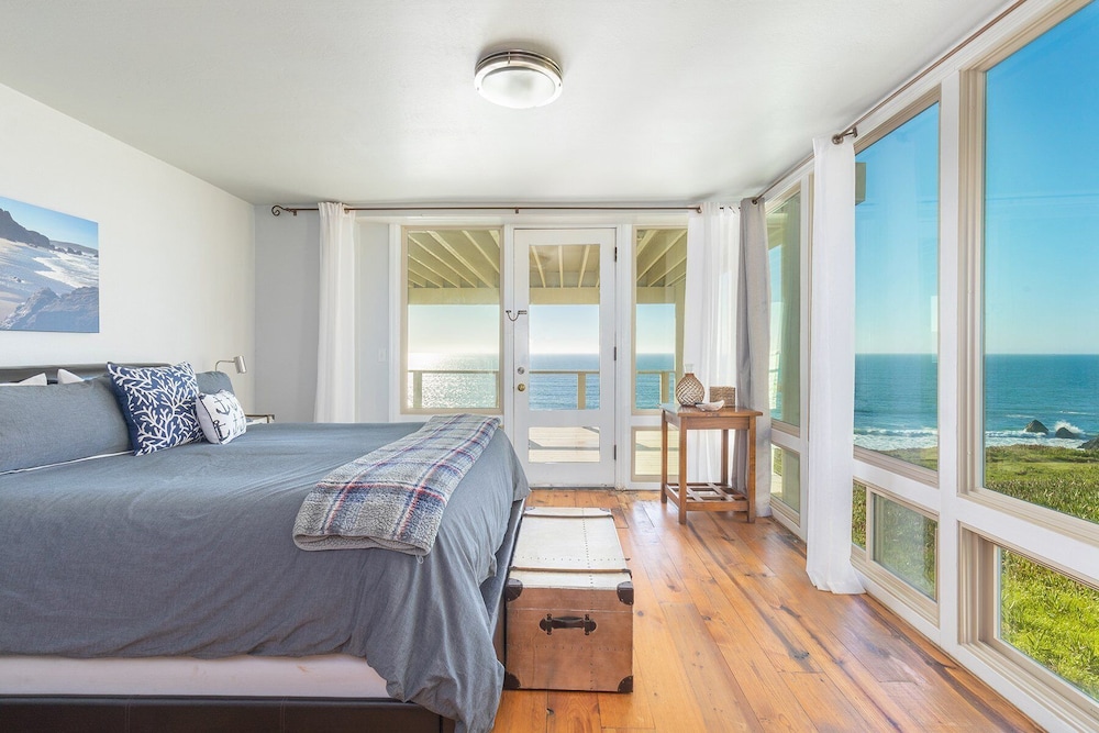 Incredible Ocean Front Home With 3 Master Suites And Secluded Beach - Sebastopol, CA