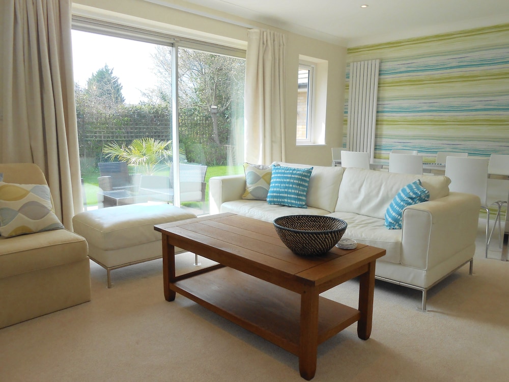 Luxury 4 Bed 3 Bathroom Bungalow , South West Of London, The Dapples - Sutton Court