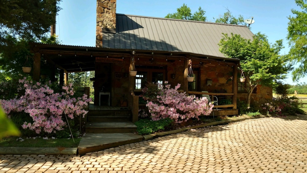 A Rustic Stone Cottage On An Estate Close To The Texas State Railroad. - 텍사스