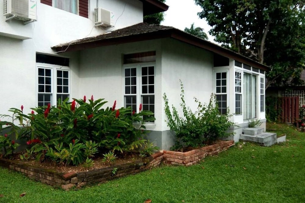 The Rock Villa Offers A Relaxing And Tropical Vibe. - Kingston