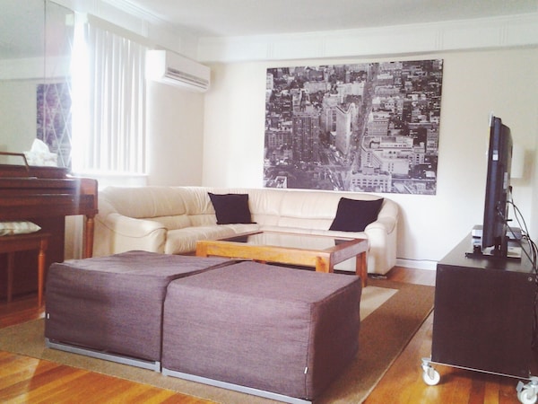 2-floor Private House, 3 Bedrooms, Sunny, Contemporary, Safe, Free Parking - New York